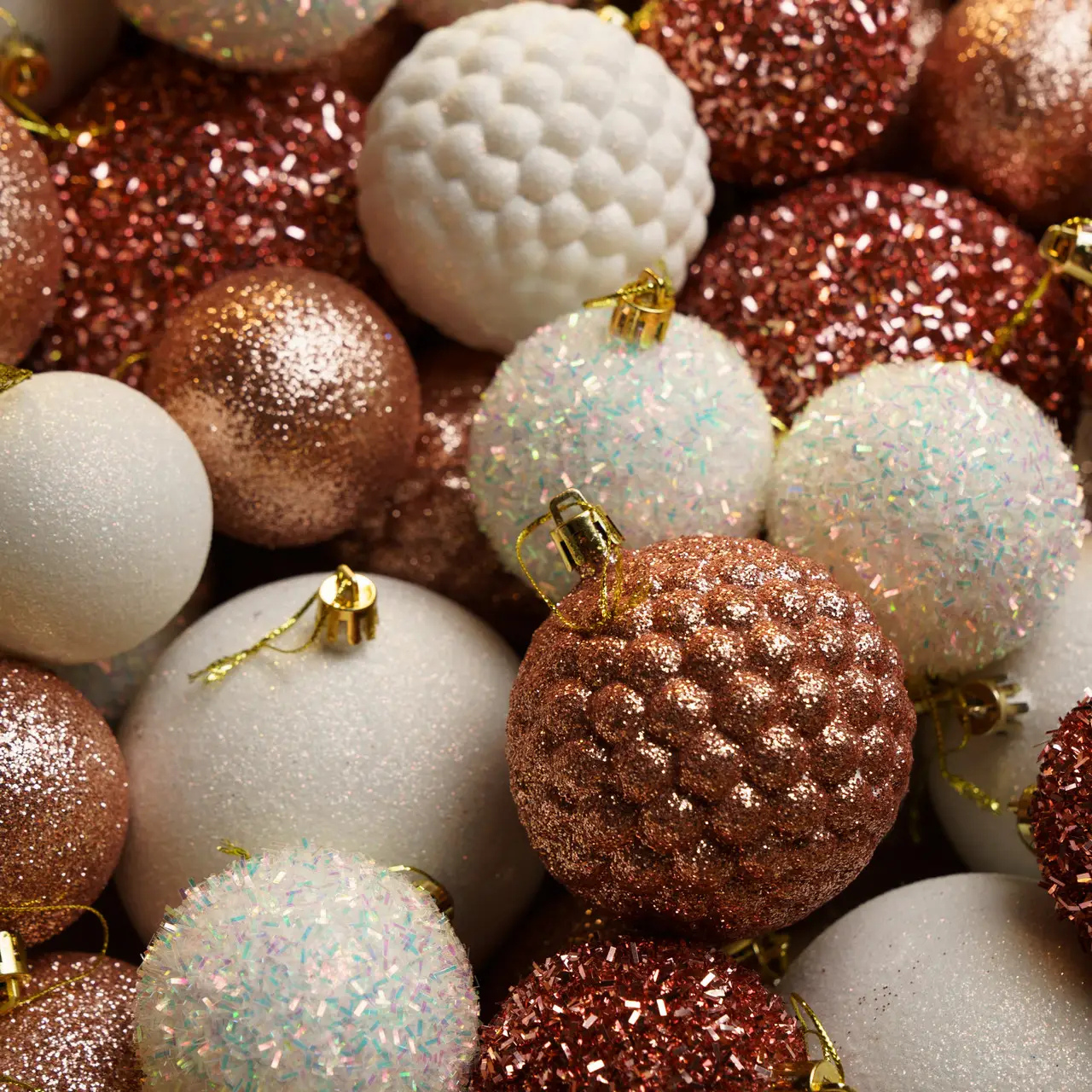 Набор новогодних украшений на елку Созвездие бархатные 40 шаров Белый/Пудровый (77941531) - фото 4 Набор новогодних украшений на елку Созвездие бархатные 40 шаров Белый/Пудровый (77941531) - фото 4