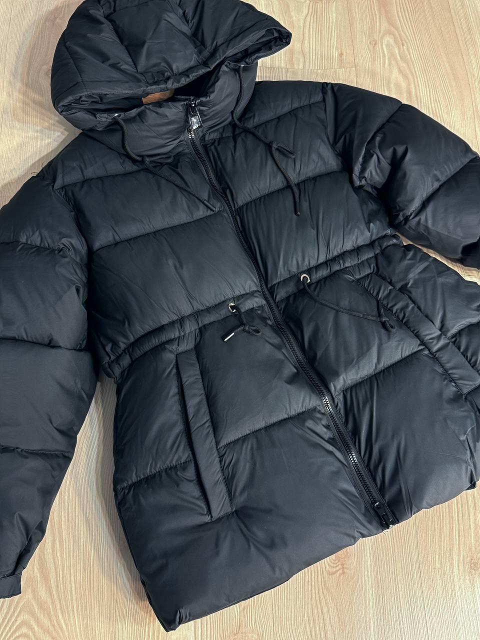 Куртка жіноча A-N 9020-1 подовжена з капюшоном і затяжкою талії р. 46 Чорний - фото 7 Куртка жіноча A-N 9020-1 подовжена з капюшоном і затяжкою талії р. 46 Чорний - фото 7