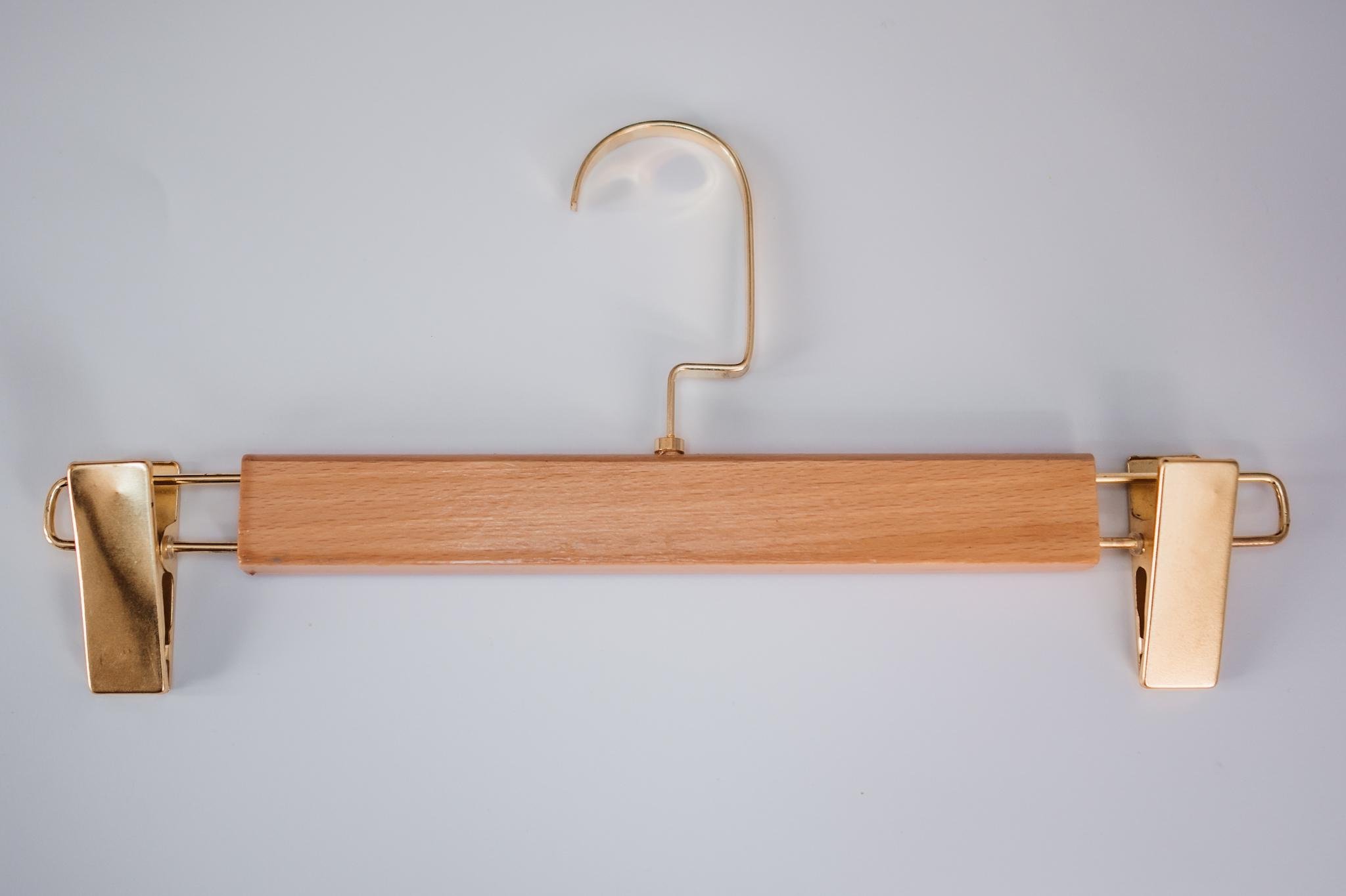 Вешалка ИВА с золотыми прищепками для юбок и брюк с лакированной деревянной вставкой 33 см Бежевый Вешалка ИВА с золотыми прищепками для юбок и брюк с лакированной деревянной вставкой 33 см Бежевый