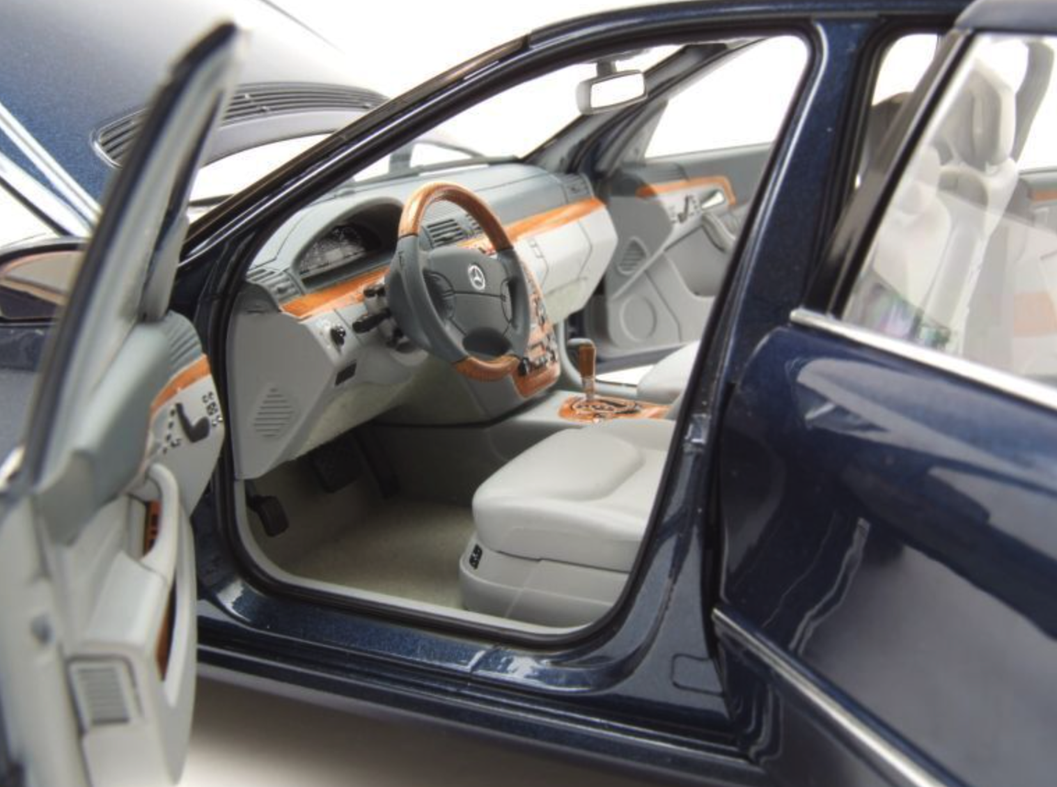 Модель автомобіля Norev 1:18 Mercedes-Benz S55 W220 AMG Blue Metallic (183817) - фото 5 Модель автомобіля Norev 1:18 Mercedes-Benz S55 W220 AMG Blue Metallic (183817) - фото 5