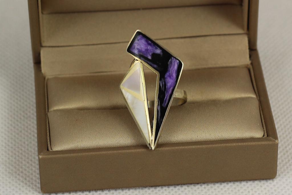 Кольцо чароит с перламутром р. 18 Серебряный (31107002)