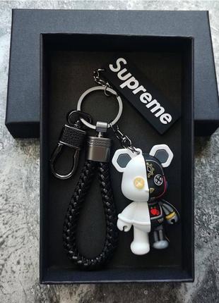 Брелок Медвежонок Bearbrick Киборг Supreme Черно-белый (4627346Sbw) - фото 1 Брелок Медвежонок Bearbrick Киборг Supreme Черно-белый (4627346Sbw) - фото 1