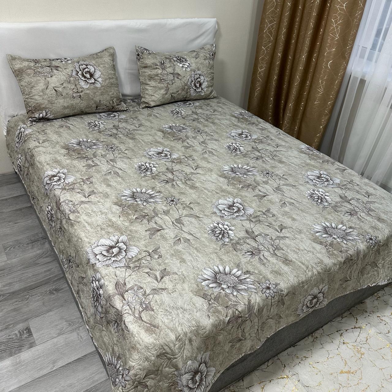 Набор покрывало стеганое с цветочным принтом 200x230 см/2 наволочки 50x70 см Серо-кофейный (28740401)