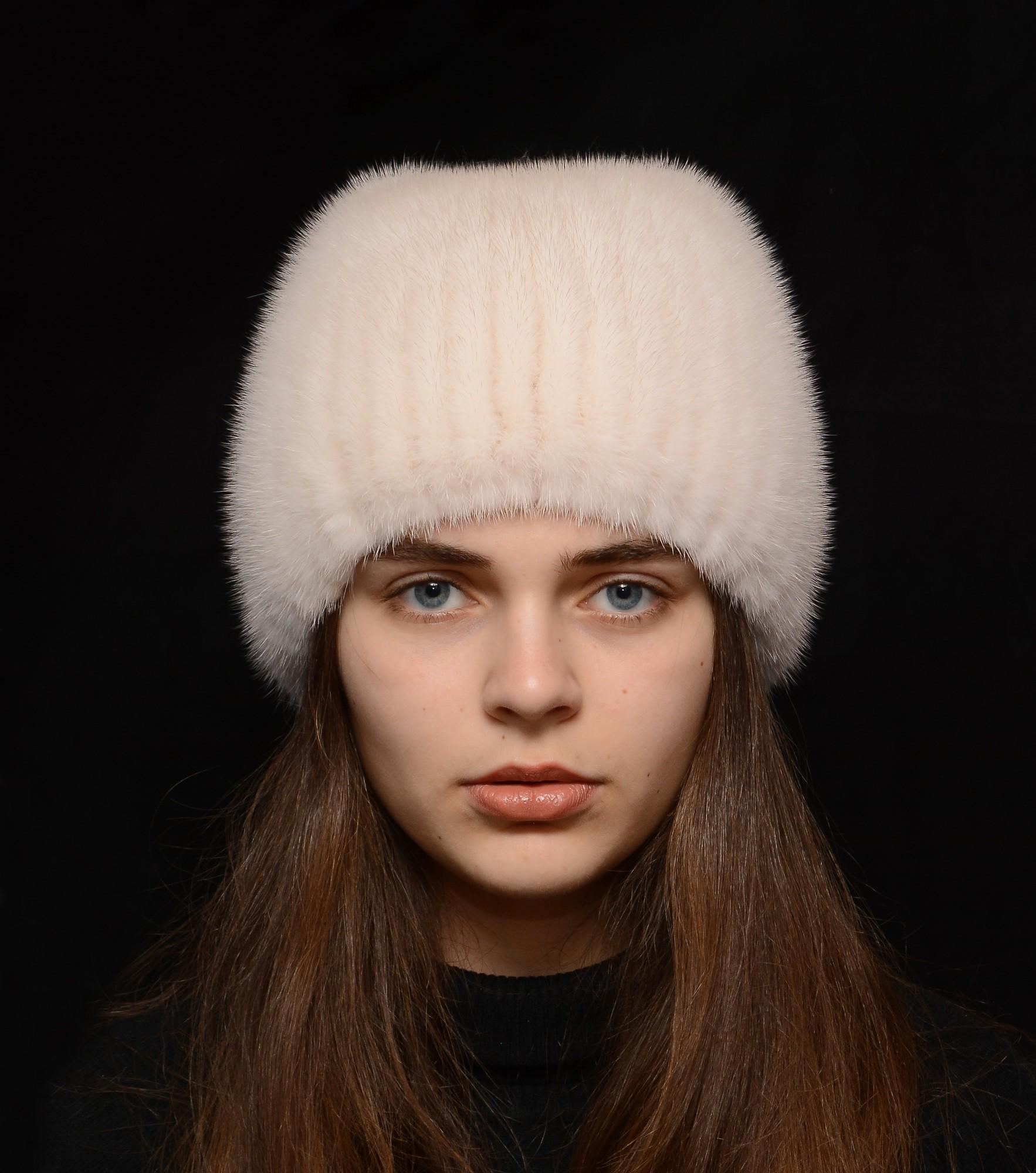 Зимняя шапка из вязаной норки Меховой стиль Бабочка натуральный мех M-L Жемчуг (113/N)