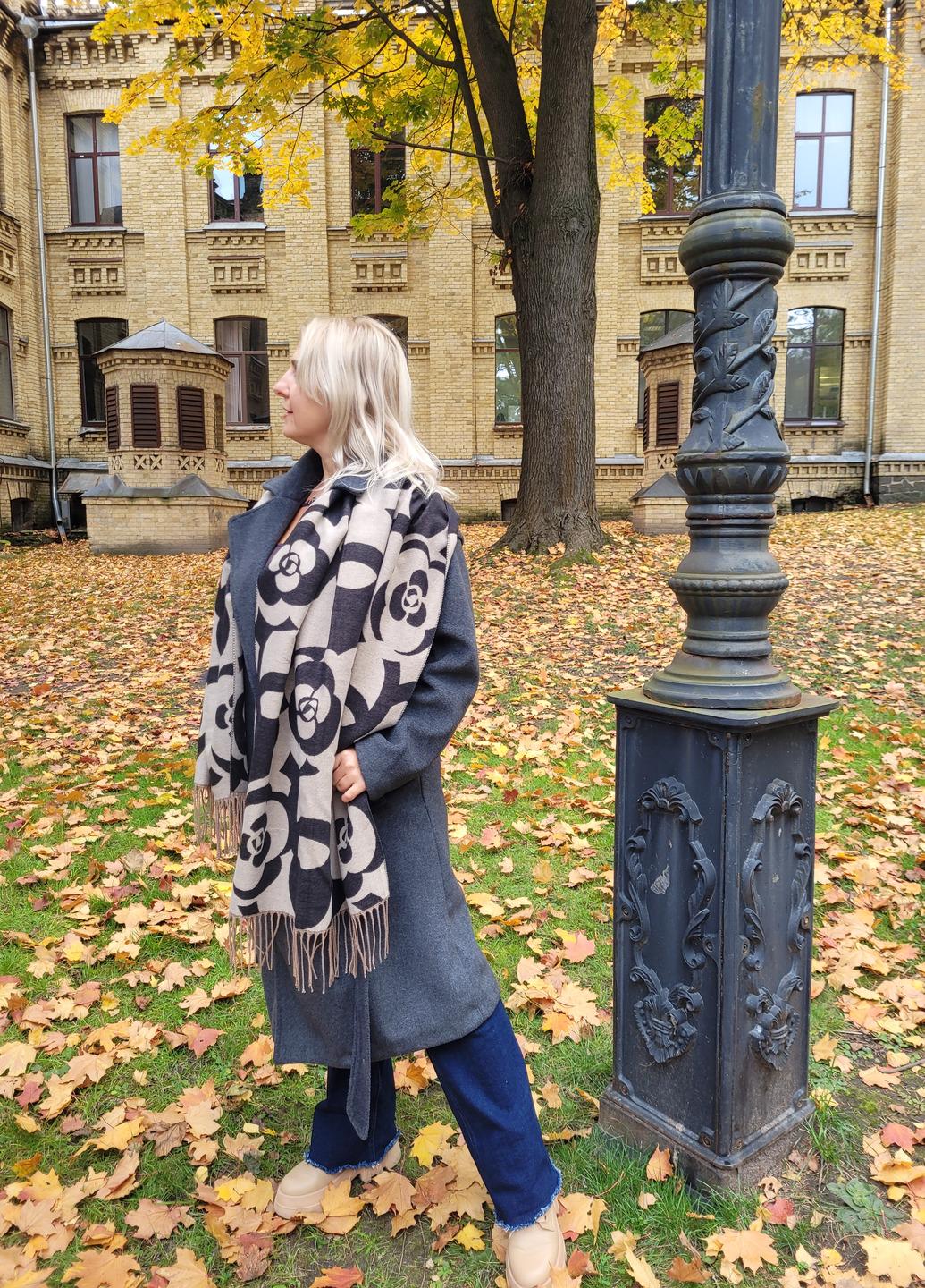 Шарф женский кашемировый с элегантным принтом Цветы 180х70 см Черный/Бежевый (05546)