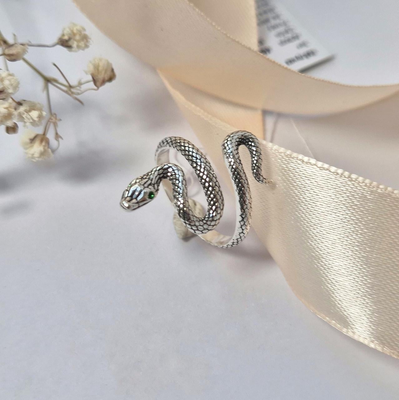 Кольцо змея с зелеными глазами серебро 925 пробы черненное 3,70 г р. 18,5 (4680ч)