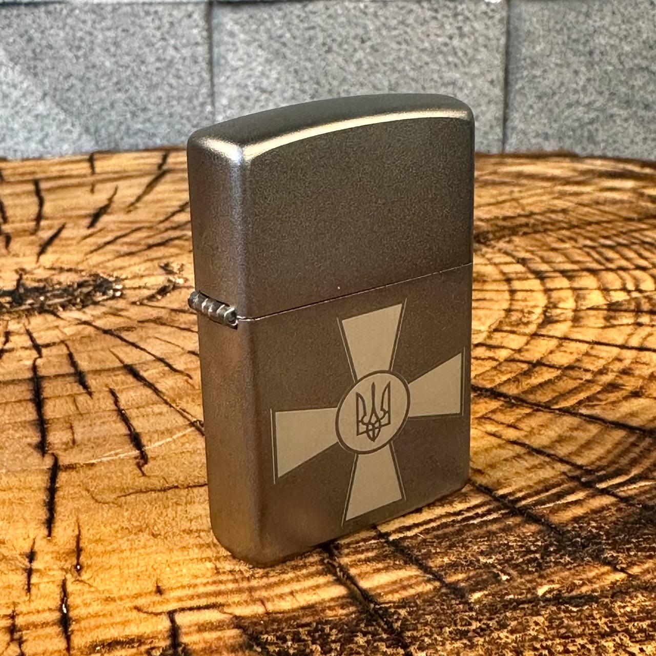 Запальничка бензинова ZIPPO 200 REG BRUSH FIN CHROME з гравіюванням хрест ЗСУ - фото 5 Запальничка бензинова ZIPPO 200 REG BRUSH FIN CHROME з гравіюванням хрест ЗСУ - фото 5