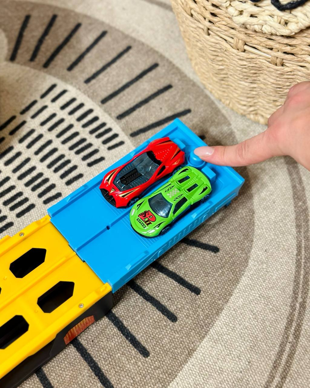 Дитячий ігровий Трейлер Fun Game E7019 автомагістраль з 2 машинками 1,25 м (2424688274) - фото 8 Дитячий ігровий Трейлер Fun Game E7019 автомагістраль з 2 машинками 1,25 м (2424688274) - фото 8