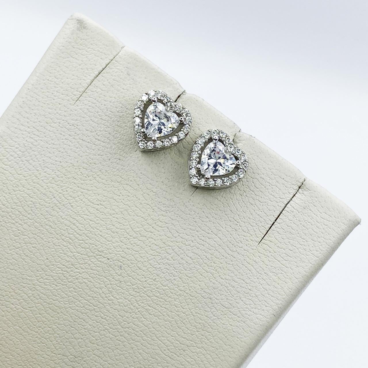 Серьги-пусеты серебряные Сердце с кубическим цирконием 1,95 г (2159456998)