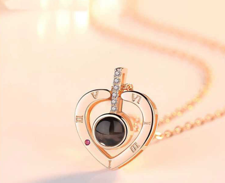 Кулон серце в подарунковій коробці з проекцією фрази "Я Люблю Тебе" на 100 мовах світу (0894)