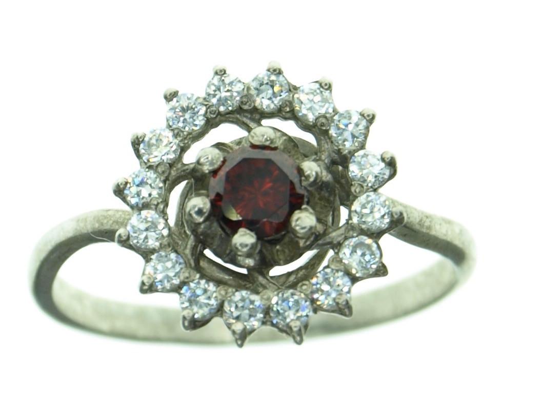 Кольцо из серебра с фианитом р. 18 (21 01800159а)