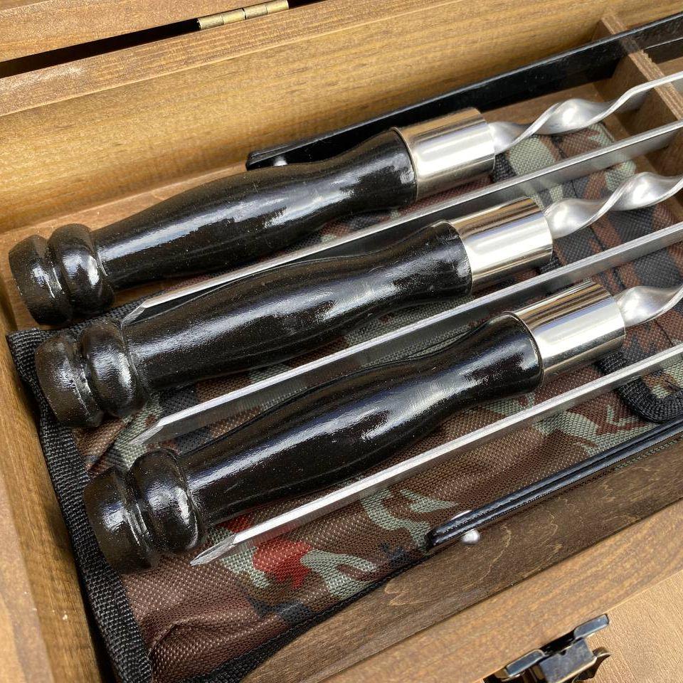 Подарунковий набір шампурів з аксесуарами Mzavod Індіана Джонс із нержавіючої сталі в дерев’яному кейсі 720x120x210 мм (136-17-1190810000815) - фото 12 Подарунковий набір шампурів з аксесуарами Mzavod Індіана Джонс із нержавіючої сталі в дерев’яному кейсі 720x120x210 мм (136-17-1190810000815) - фото 12