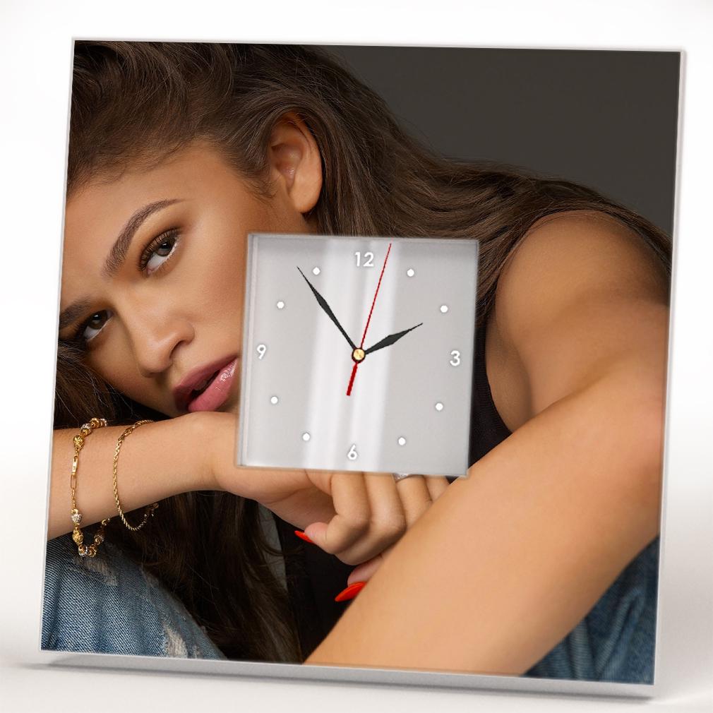 Часы Актриса Зендея 260x260 мм (C04556)