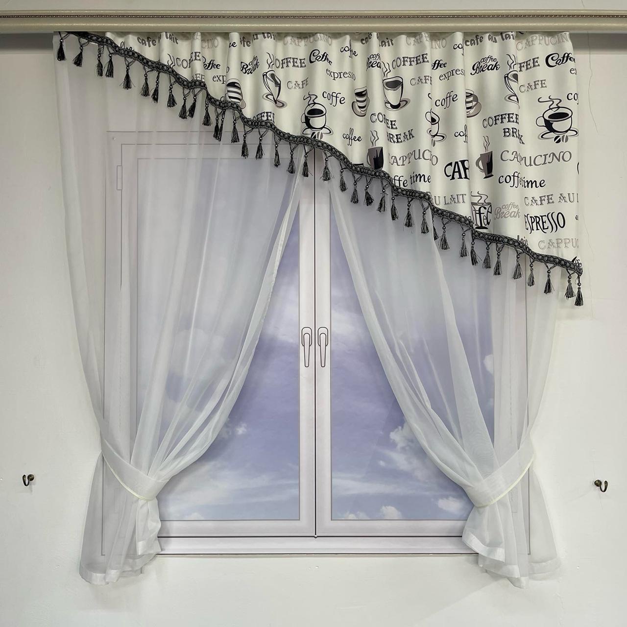 Занавіска з ламбрекеном Coffee Time шифон/атлас з бахромою на тасьмі з сірим малюнком 3x1,8 м Білий (KU-620-3) - фото 1