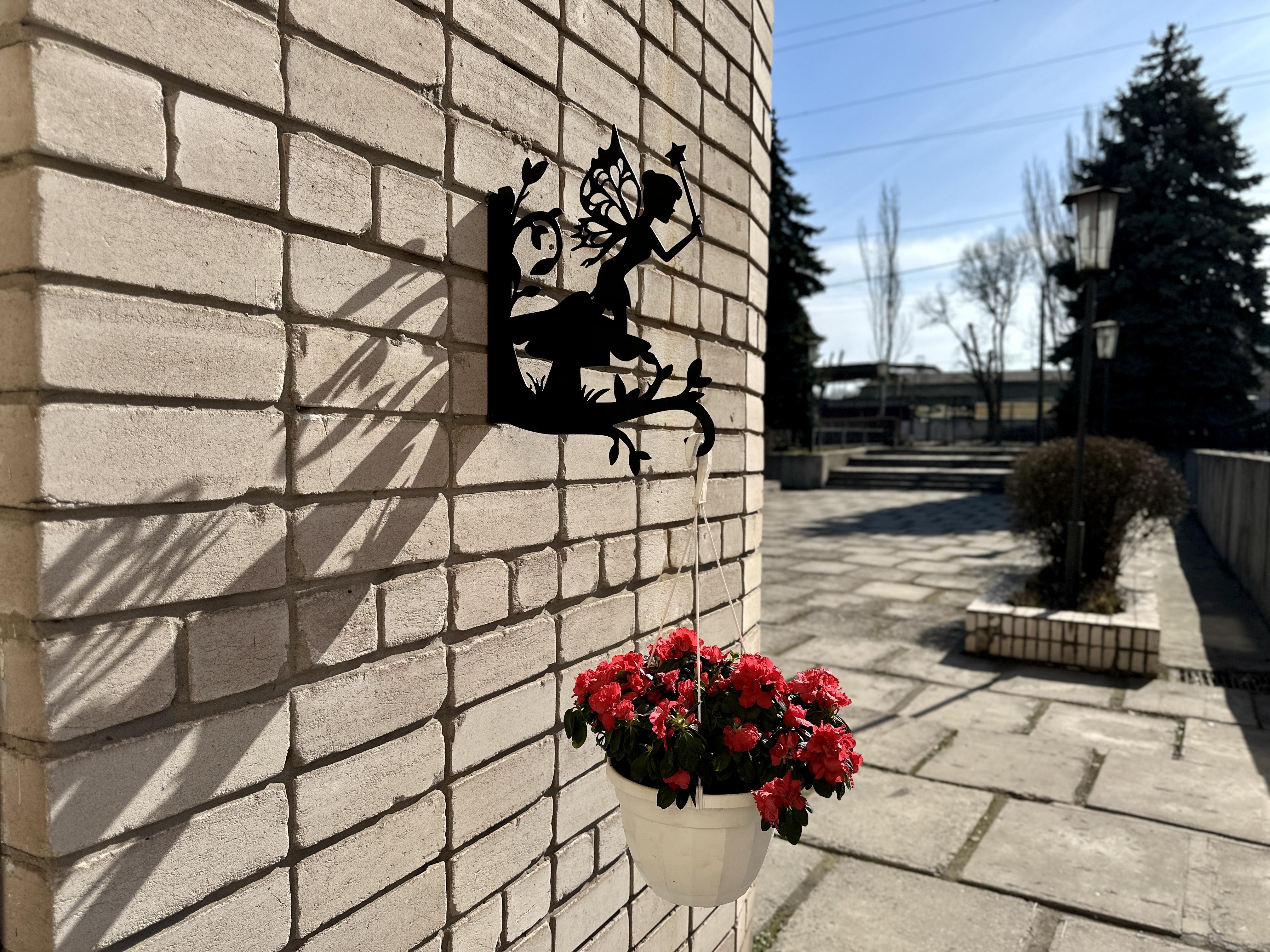 Кронштейн Фея с палочкой для кашпо с цветами метал Черный (М005) - фото 2