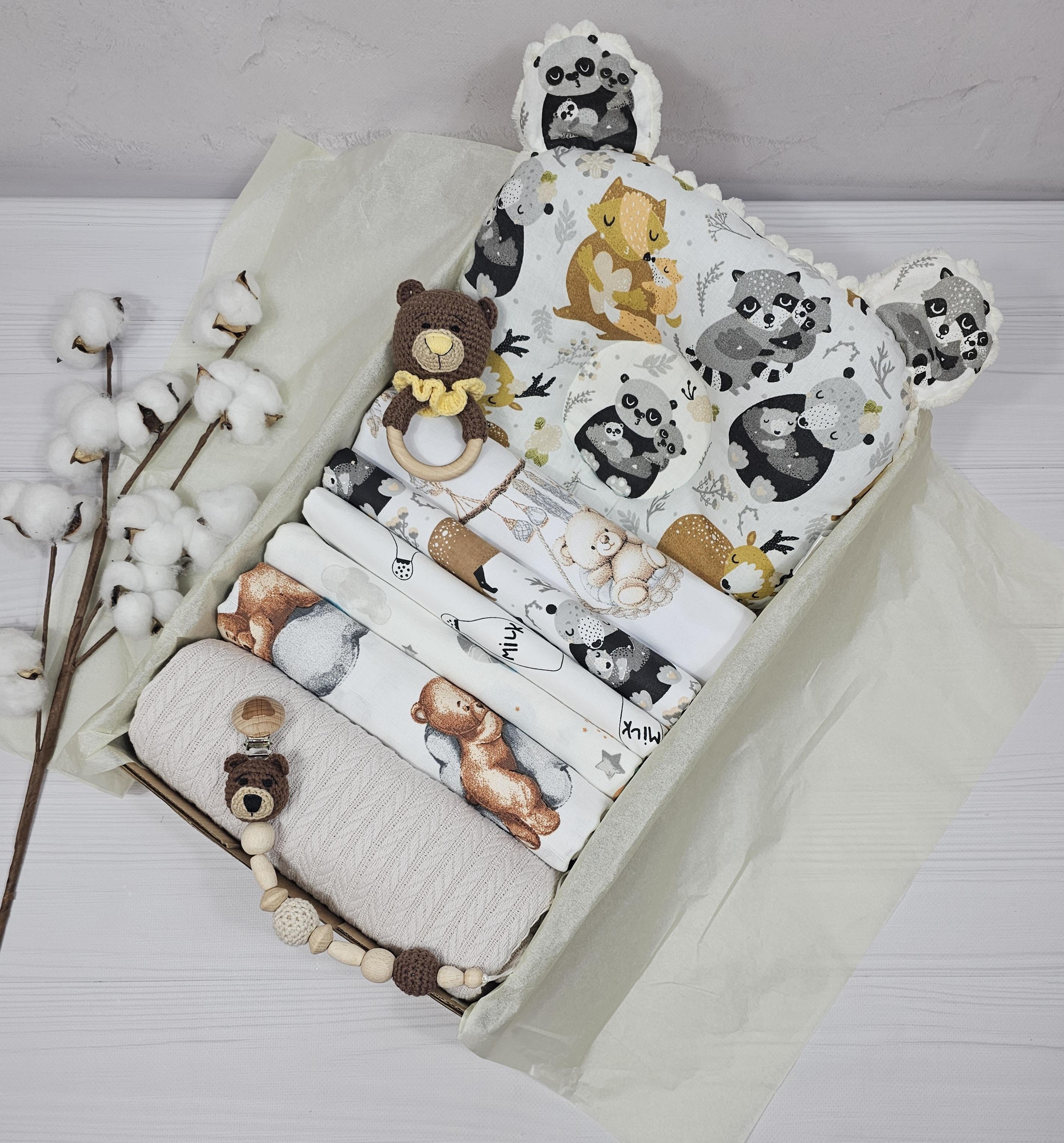 Набор для новорожденного A.L.Babybox объятия 5 пеленок/плед/подушка (NA 28093885)