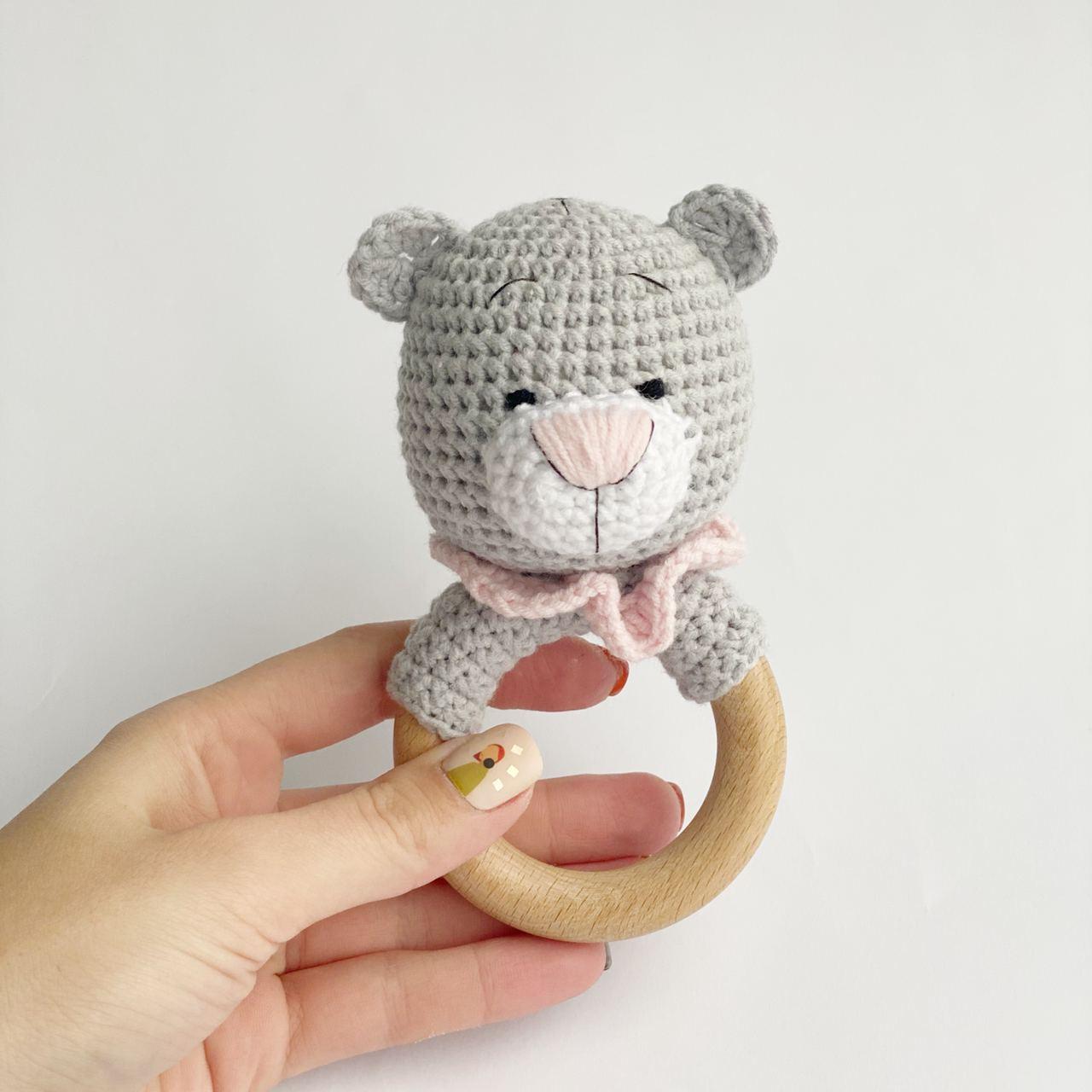 Погремушка вязанная с кольцом Баловень Bear Pink