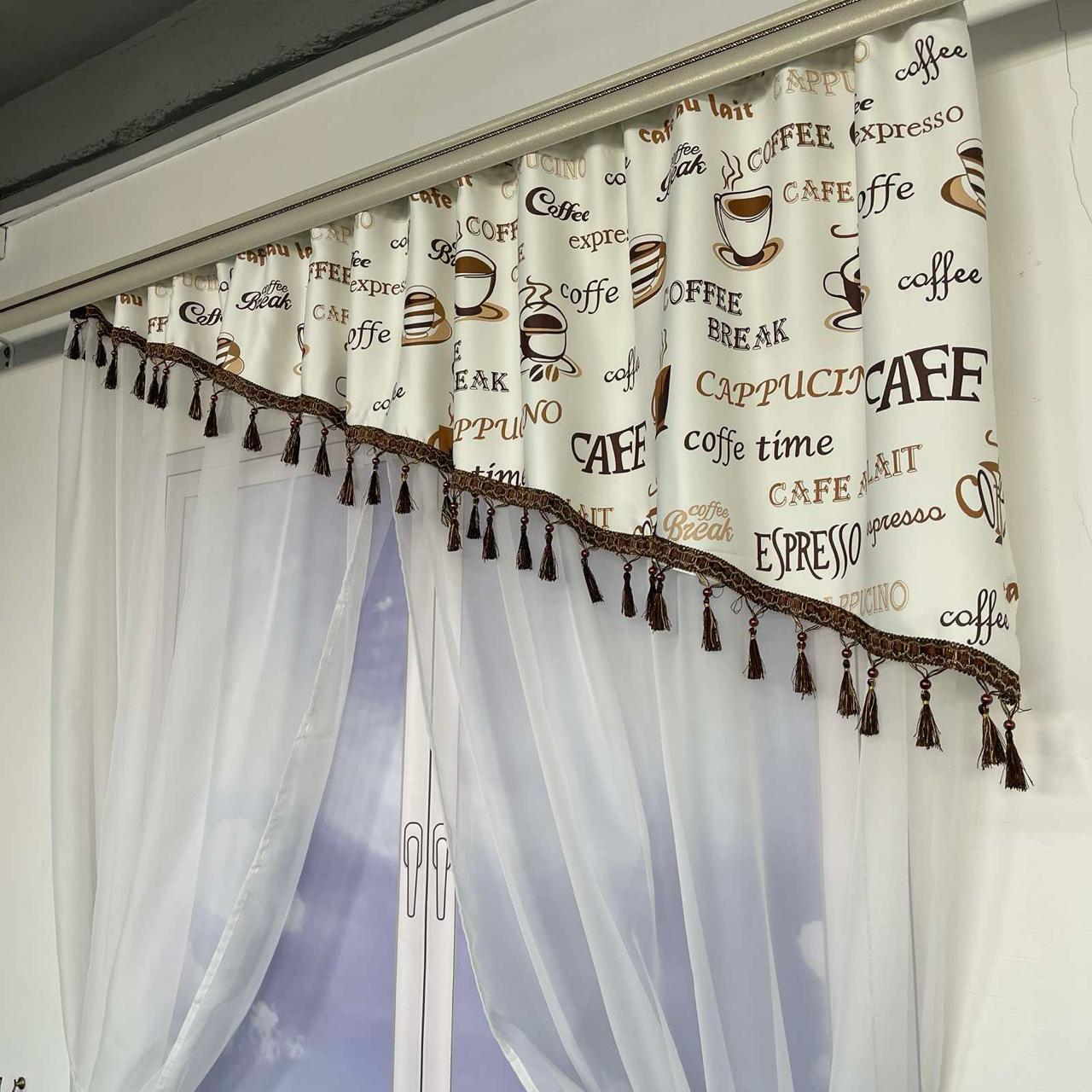 Занавеска с ламбрекеном Coffee Time шифон/атлас с бахромой на тесьме с коричневым рисунком 3x1,8 м Белый (KU-620-2) - фото 4