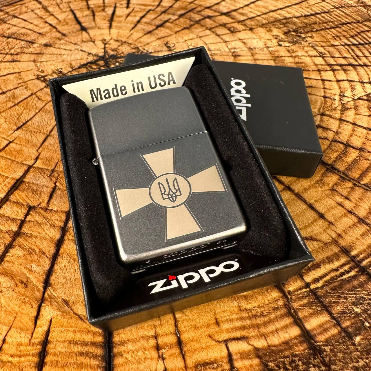 Запальничка бензинова ZIPPO 200 REG BRUSH FIN CHROME з гравіюванням хрест ЗСУ - фото 2 Запальничка бензинова ZIPPO 200 REG BRUSH FIN CHROME з гравіюванням хрест ЗСУ - фото 2