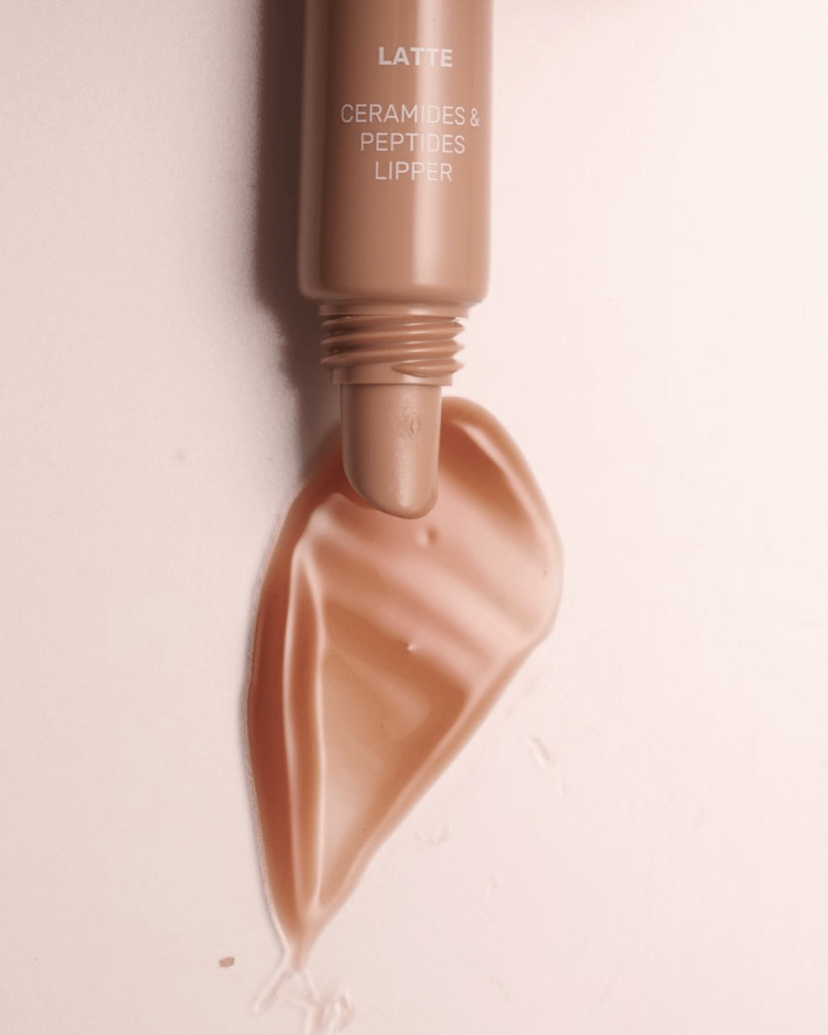 Блиск Lipper Latte з блискітками збільшення обʼєму губ Бежевий (4105) - фото 2 Блиск Lipper Latte з блискітками збільшення обʼєму губ Бежевий (4105) - фото 2