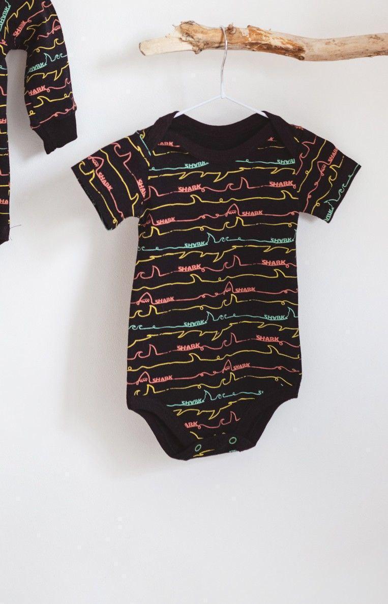 Боди стрейч кулир короткий рукав Акулы 92 см (2679496143) - фото 1 Боди стрейч кулир короткий рукав Акулы 92 см (2679496143) - фото 1