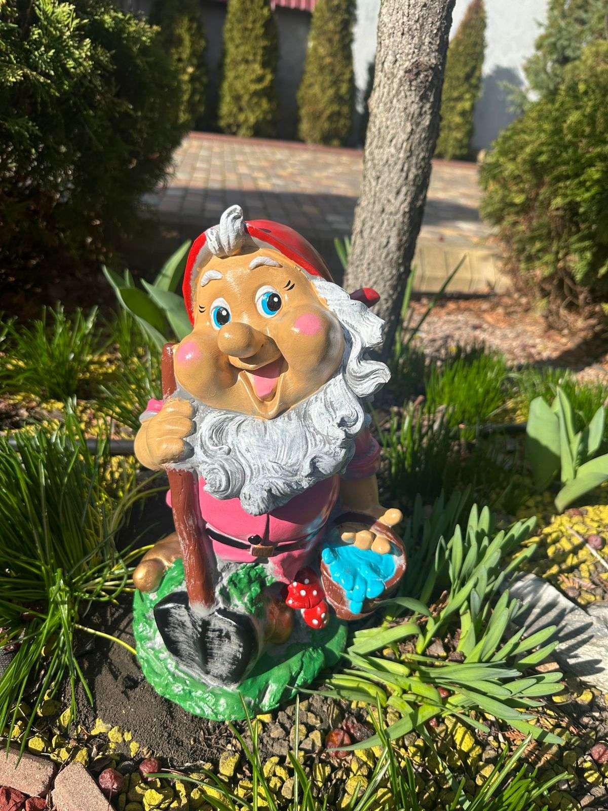 Фигура садовая Гном с лопатой гипс ручная работа