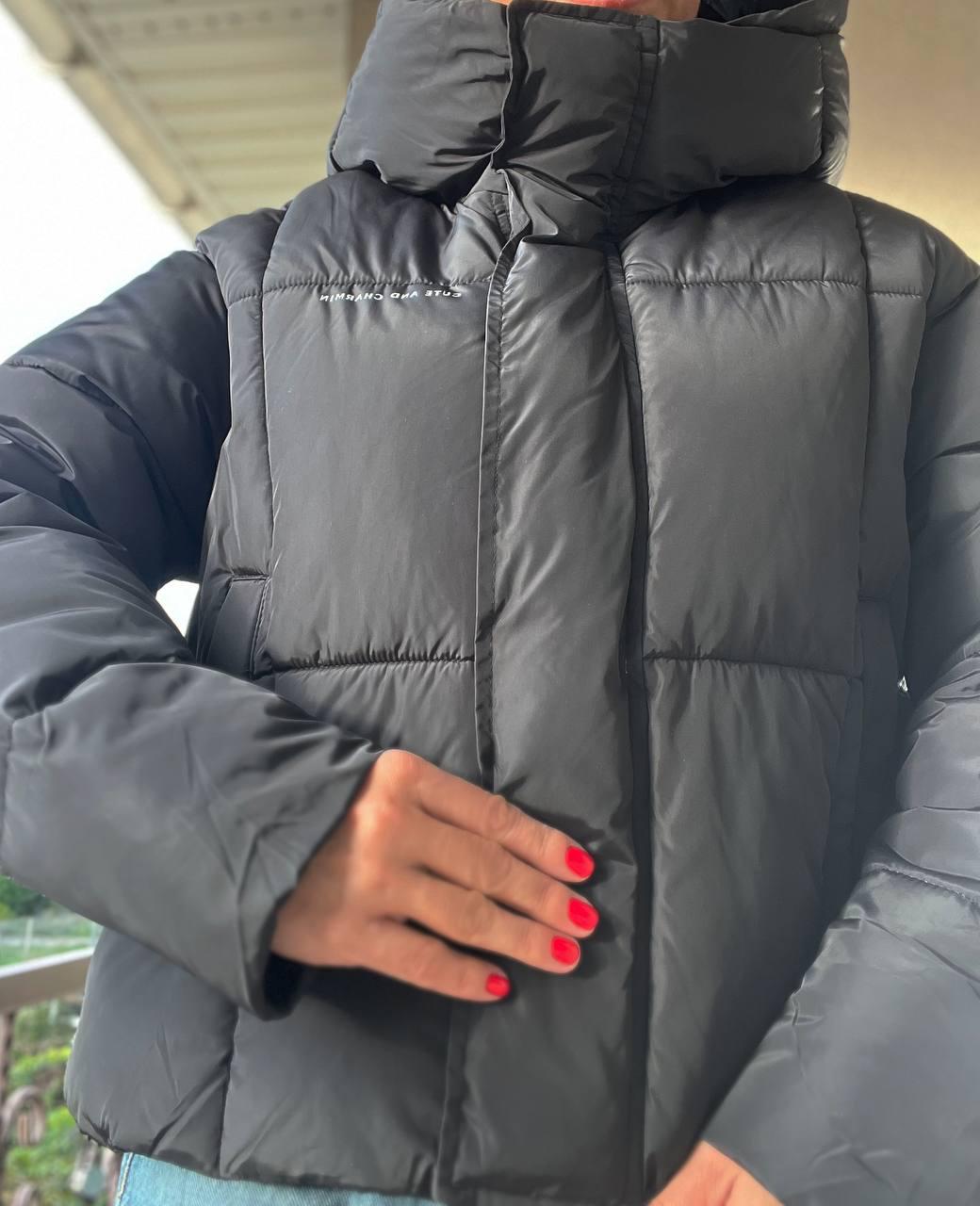 Куртка женская Lady Yep 9068 оверсайз укороченная надпись впереди с капюшоном OS Черный (2948) - фото 3