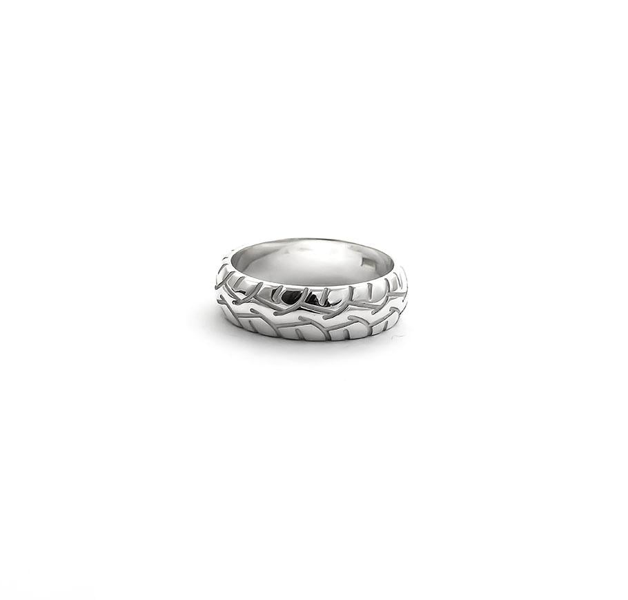 Кольцо в виде шины Maxi Silver 5312 SE р. 18 (8531282)