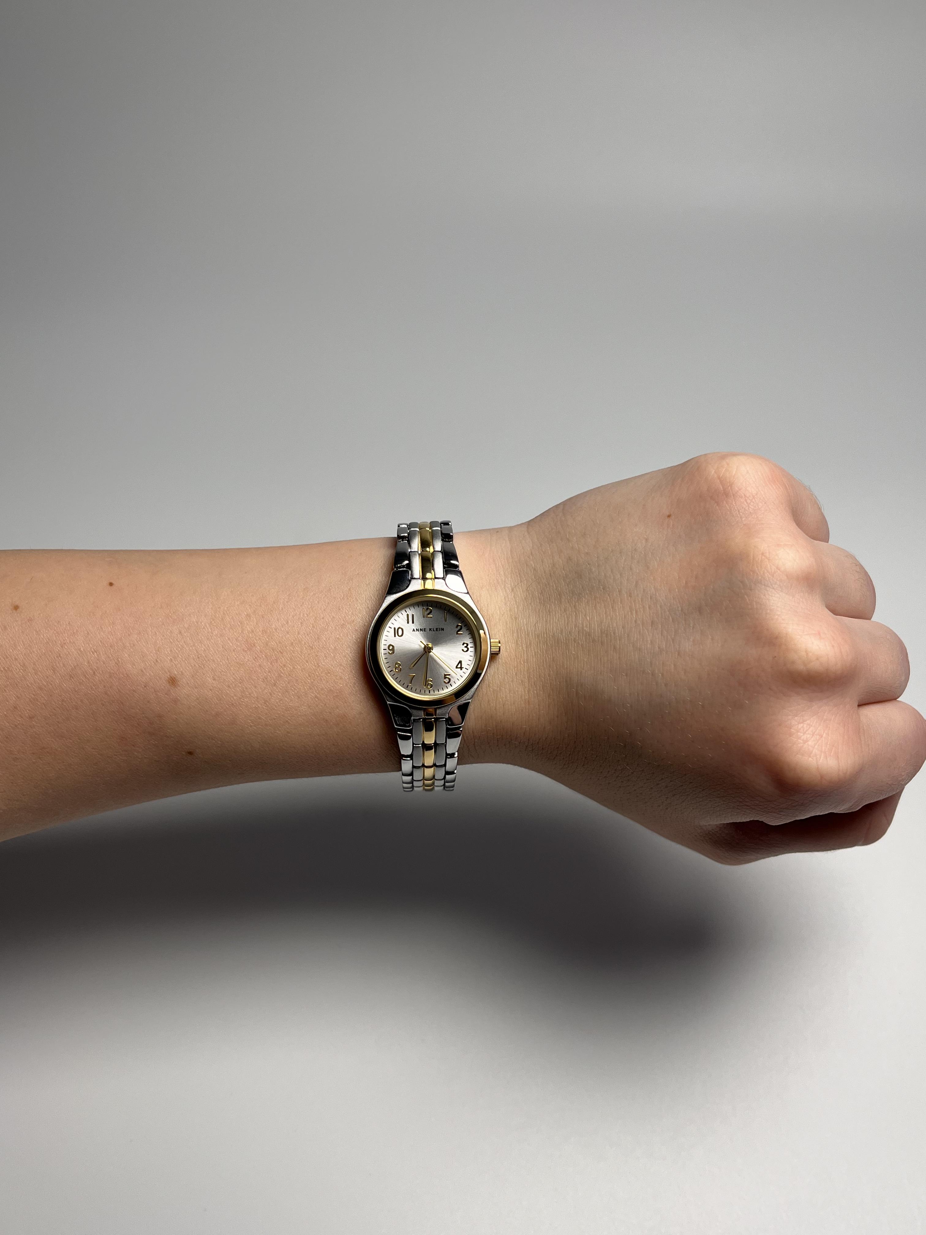 Часы женские Anne Klein 10/5491SVTT Серебристые (14438346) - фото 7 Часы женские Anne Klein 10/5491SVTT Серебристые (14438346) - фото 7