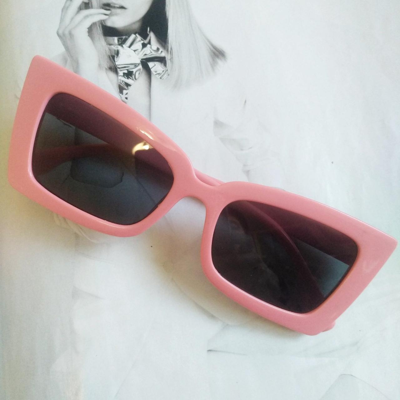 Солнцезащитные очки женские в широкой оправе с острыми краями Розовый