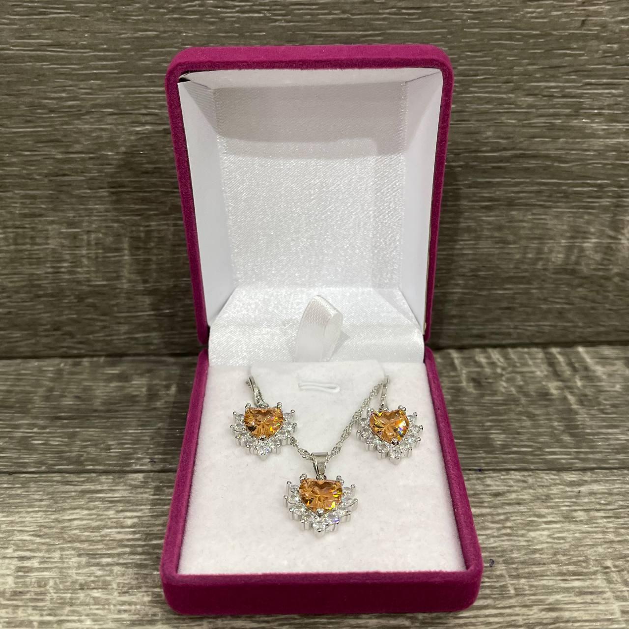 Набір прикрас кольє та сережки сердечки топаз у сріблі ювелірний сплав сріблястий та циркони жовті (1853438746)