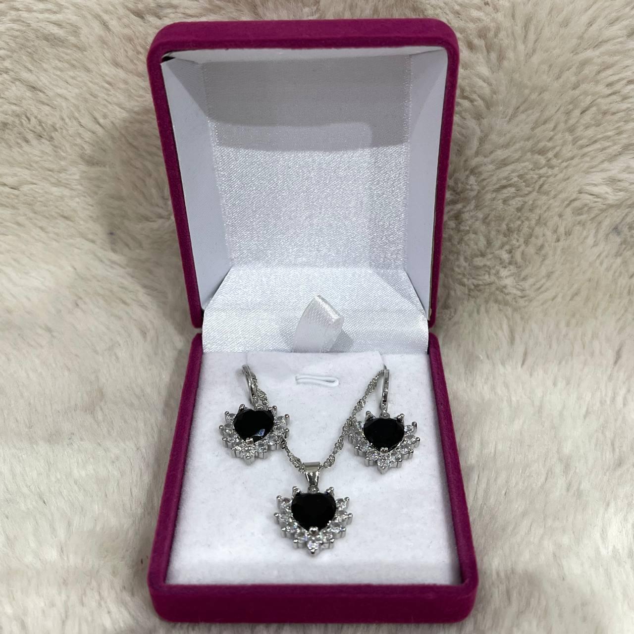 Набір прикрас кольє та сережки сердечка агат у сріблі ювелірний сплав сріблястий та чорні циркони (1853448857) Набір прикрас кольє та сережки сердечка агат у сріблі ювелірний сплав сріблястий та чорні циркони (1853448857)