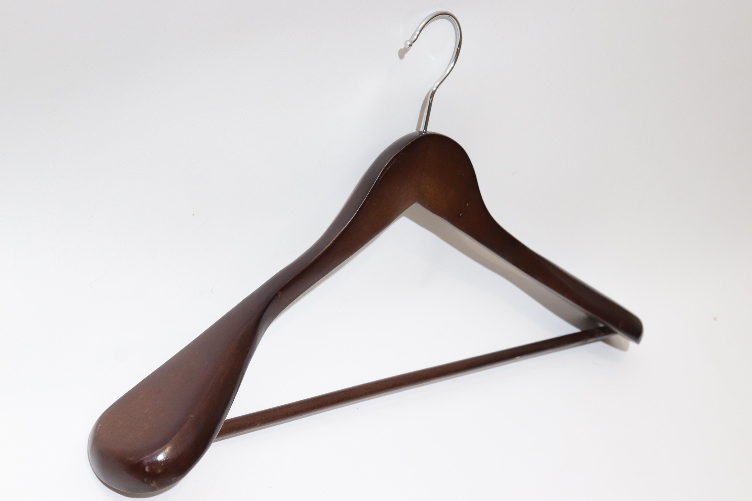 Вешалка для одежды с широкими плечами и перекладиной деревянная (EF-01CHR)