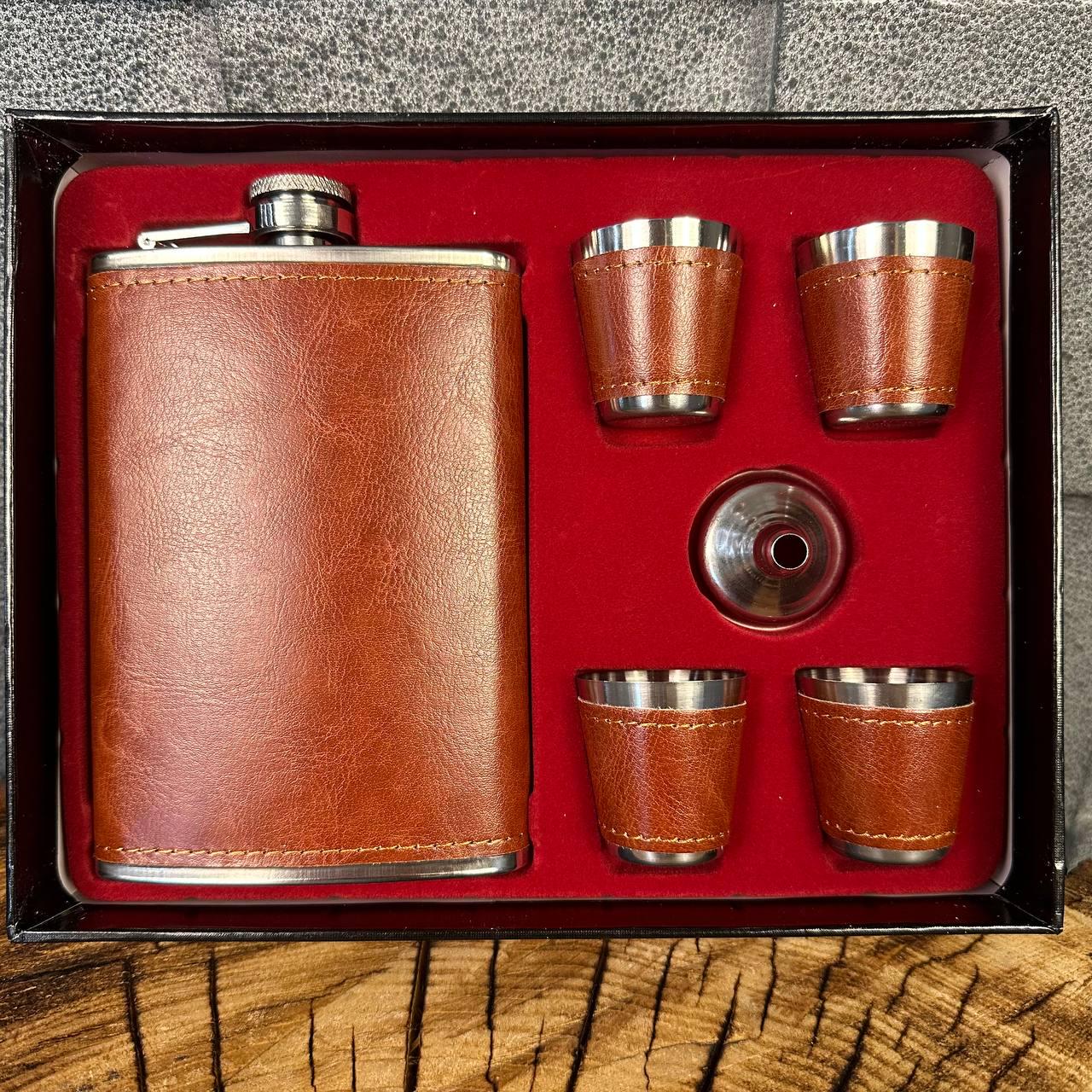 Набор фляга для алкоголя и 4 рюмки в подарочной коробке (61044) Набор фляга для алкоголя и 4 рюмки в подарочной коробке (61044)