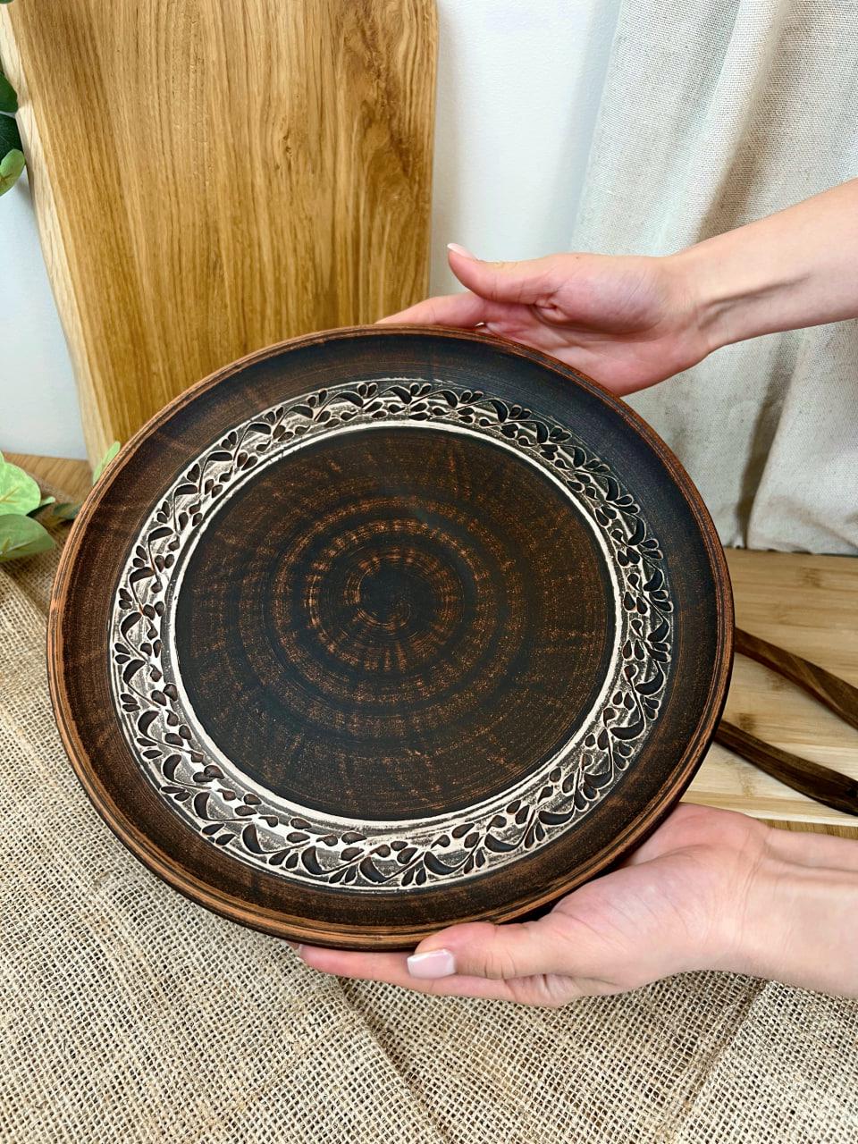 Блюдо для пиццы керамическое глиняное резное ангоб 30 см (3001-27) - фото 6 Блюдо для пиццы керамическое глиняное резное ангоб 30 см (3001-27) - фото 6