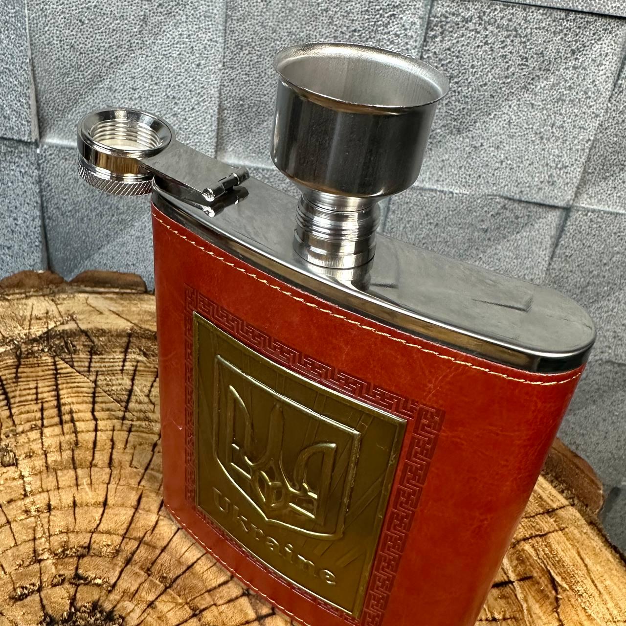 Набір фляга для алкоголю та 4 чарки з гербом у подарунковій коробці (61010) - фото 8 Набір фляга для алкоголю та 4 чарки з гербом у подарунковій коробці (61010) - фото 8