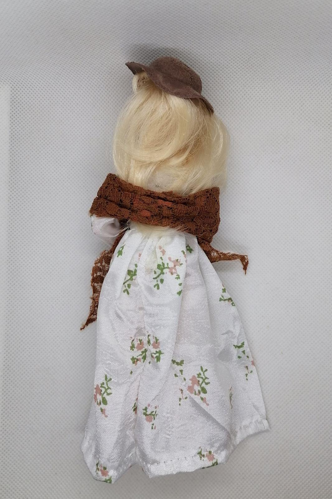 Кукла фарфоровая DeAgostini Дамы эпохи Дениза Бодю (DE-076) - фото 2 Кукла фарфоровая DeAgostini Дамы эпохи Дениза Бодю (DE-076) - фото 2