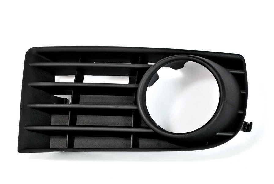 Решетка бампера AVTM Volkswagen Golf 5 03-08 правая с отв противотуманок (7402 994)