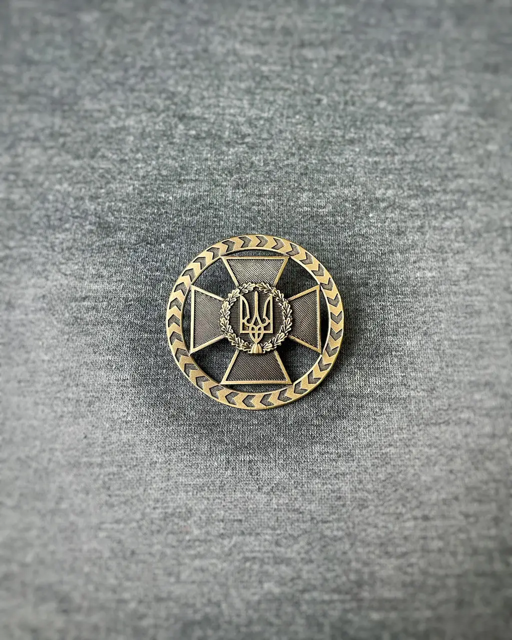 Кокарда ДПСУ пограничная нового образца металлическая круглая (12400647) Кокарда ДПСУ пограничная нового образца металлическая круглая (12400647)