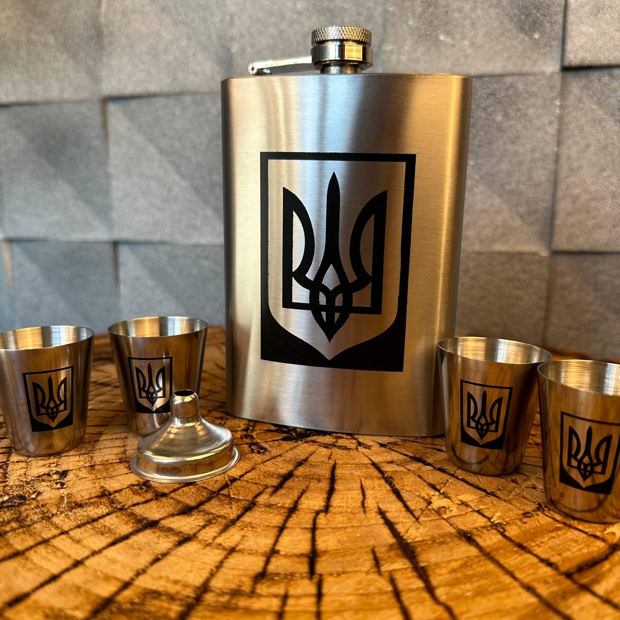 Набір фляга для алкоголю та 4 чарки з гербом під гравіювання у подарунковій коробці - фото 3 Набір фляга для алкоголю та 4 чарки з гербом під гравіювання у подарунковій коробці - фото 3