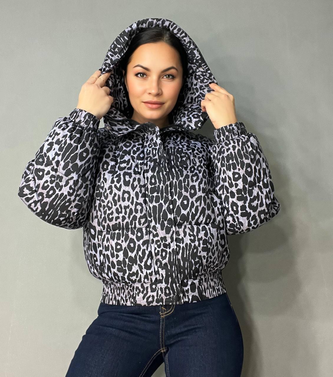 Куртка женская Lady Yep 9006 короткая с капюшоном леопардовый принт на резинке демисезонная р. 46 Серый (3280) - фото 5 Куртка женская Lady Yep 9006 короткая с капюшоном леопардовый принт на резинке демисезонная р. 46 Серый (3280) - фото 5