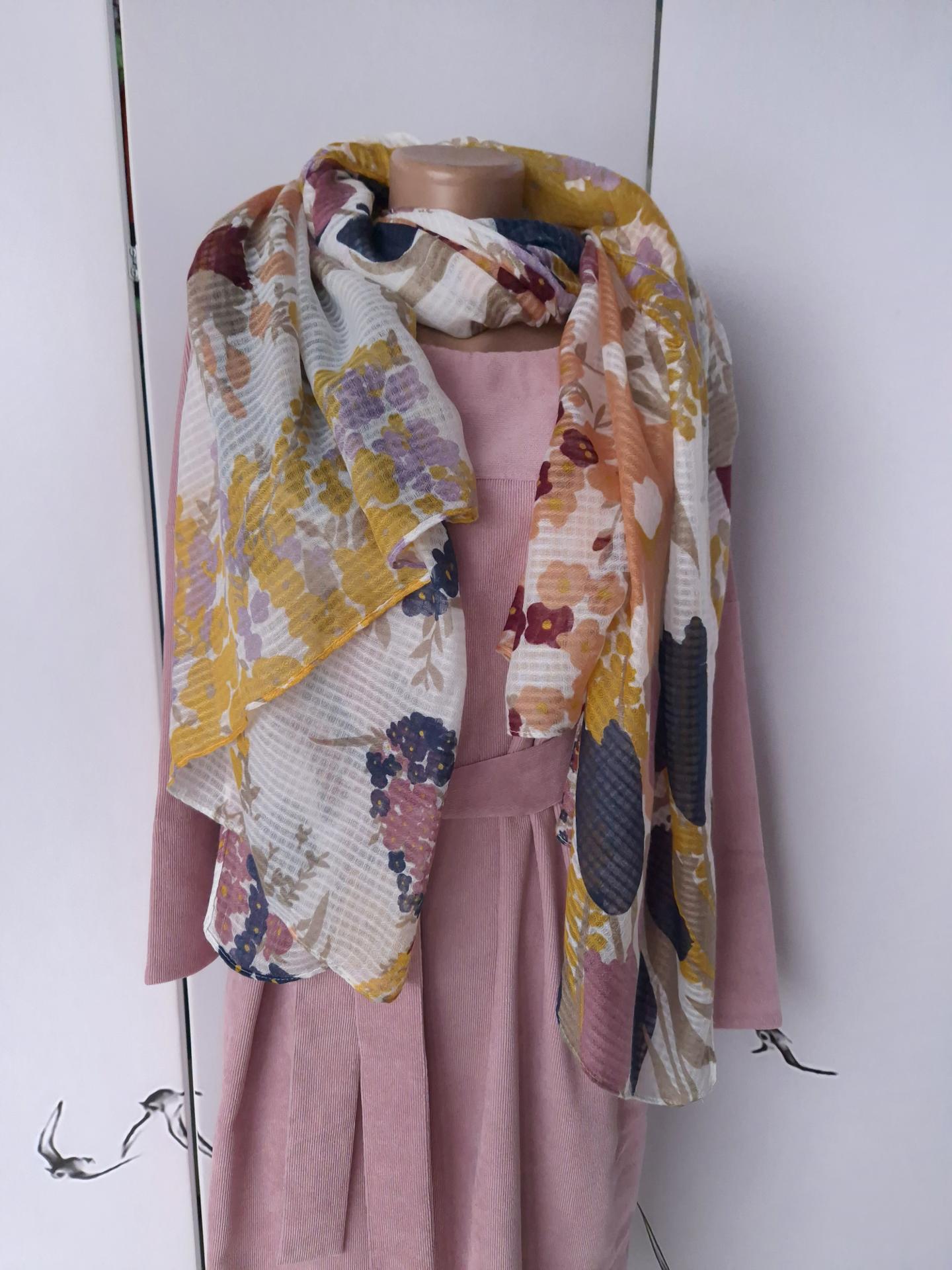 Шарф-палантин жіночий в квіти весна-осінь 180х100 см Молочний (15047) - фото 5 Шарф-палантин жіночий в квіти весна-осінь 180х100 см Молочний (15047) - фото 5