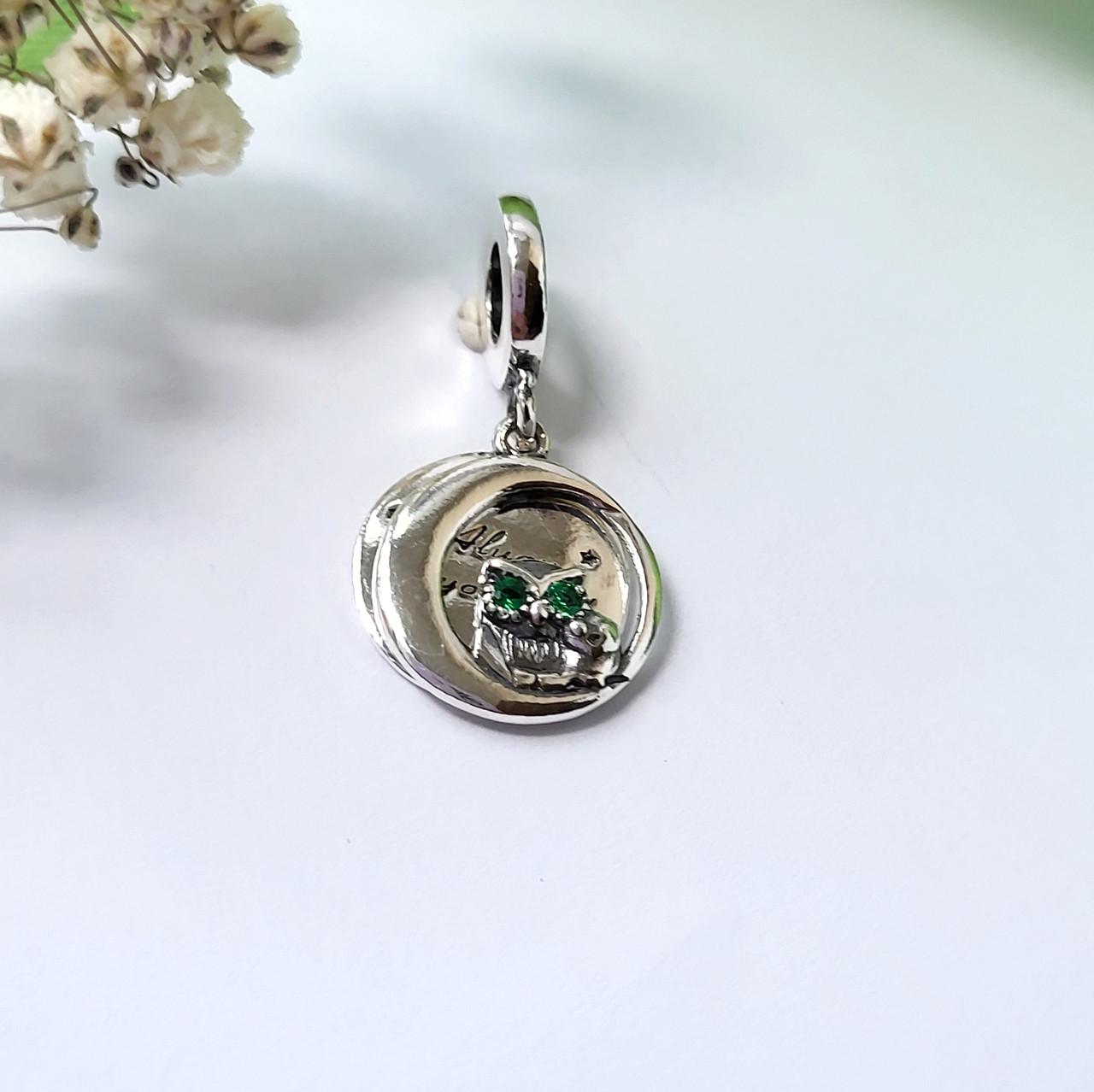Шарм з підвіскою Сова з зеленими оченятами на півмісяці срібло 925 проби 2,70 г (908ч)