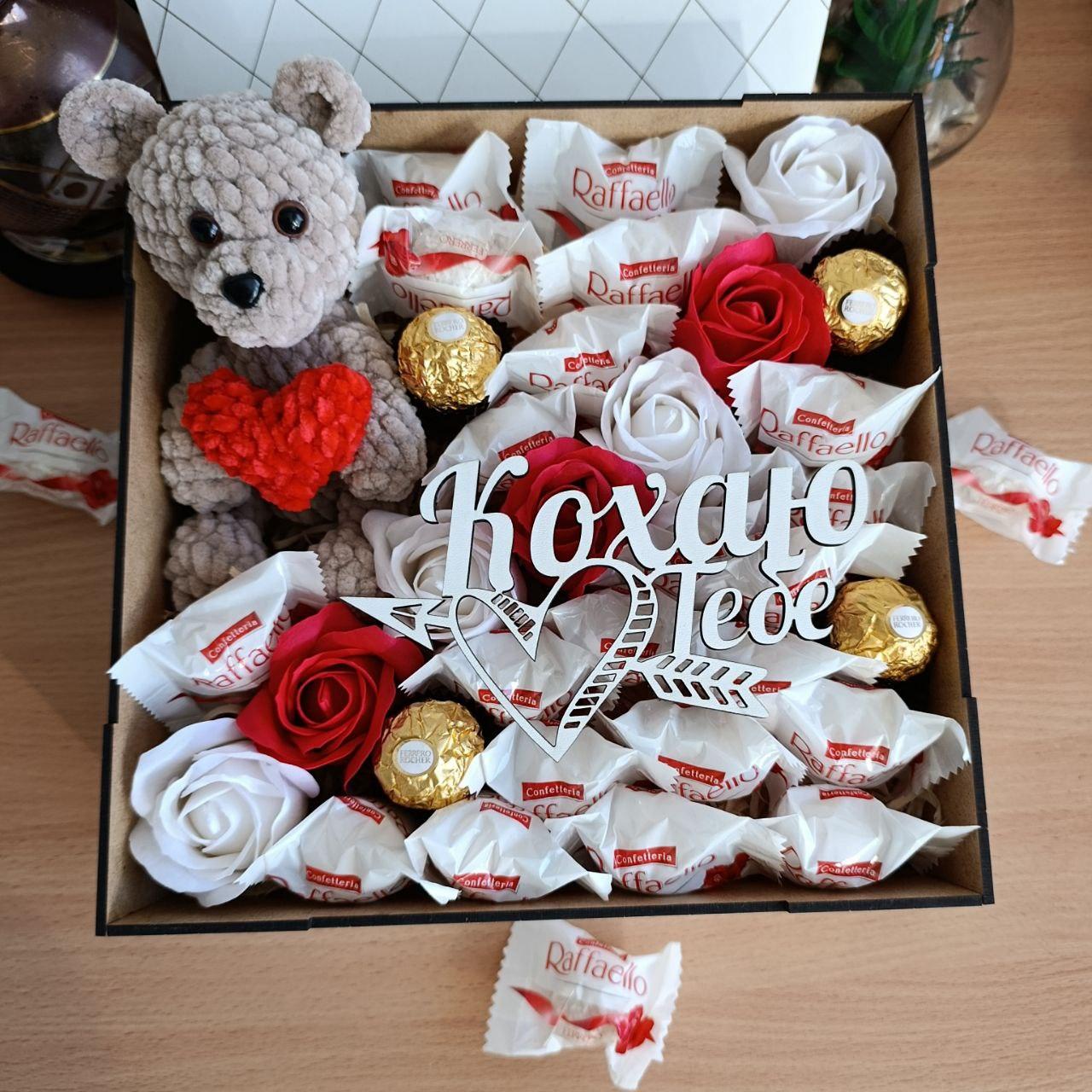 Подарочный бокс с конфетами и игрушкой на день влюбленных/8 марта/день рождения для девушки (ar176)