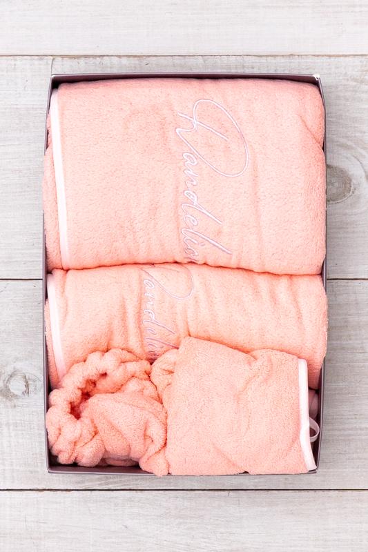 Подарунковий набір рушники з мікрофібри банний/лицевий та аксесуари для волосся Носи Своє One size Рожевий (18721) - фото 1 Подарунковий набір рушники з мікрофібри банний/лицевий та аксесуари для волосся Носи Своє One size Рожевий (18721) - фото 1