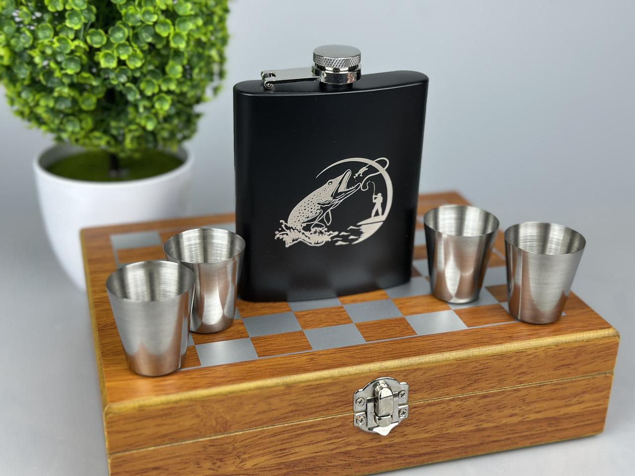 Набор шахматы и фляга Рыбалка из нержавейки фляга/рюмки 265 мл (61136 R6)