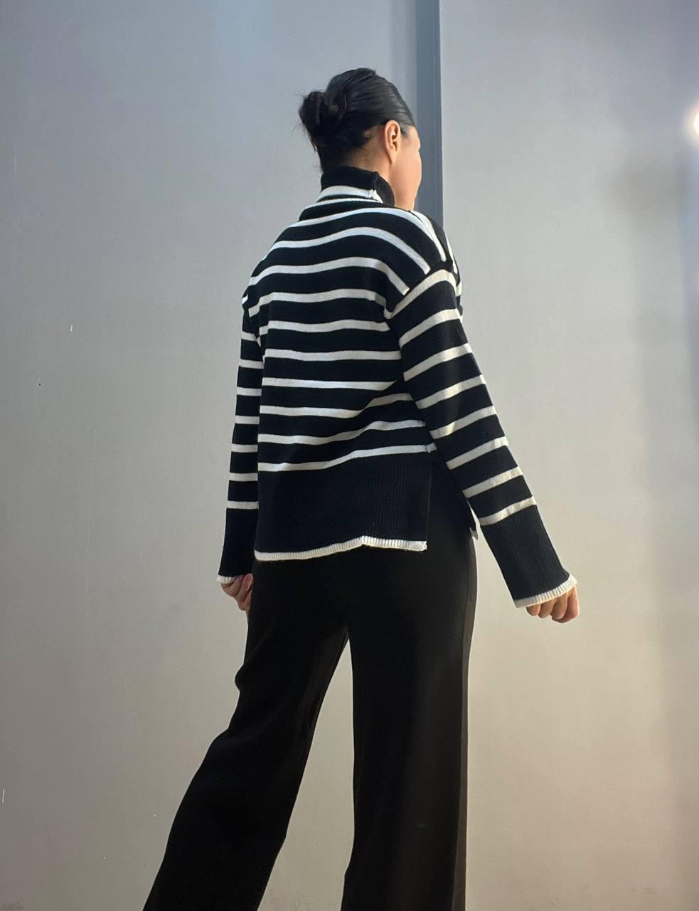 Светр жіночий A-N 263 високе горло смуга розрізи вільний OS Чорний (3147) - фото 4 Светр жіночий A-N 263 високе горло смуга розрізи вільний OS Чорний (3147) - фото 4