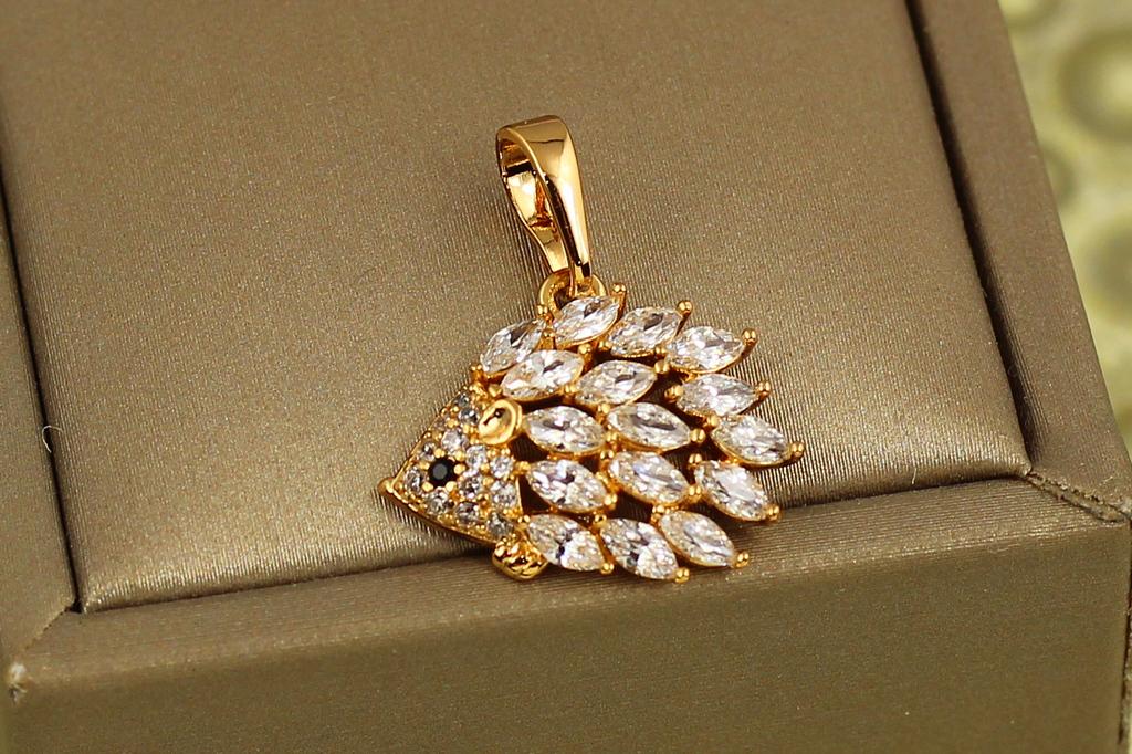 Кулон Xuping Jewelry ежик с белыми камнями 1,5 см золотистый