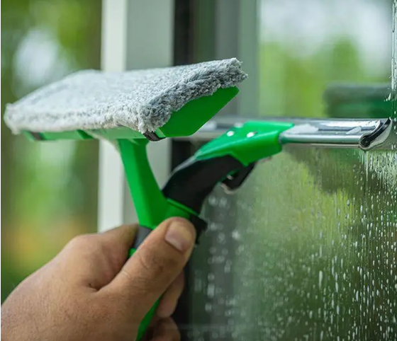 Инструмент для мытья окон Unger VisaVersa Pro 2-в-1 стяжка и насадка из микрофибры 35 см (VV350) - фото 3 Инструмент для мытья окон Unger VisaVersa Pro 2-в-1 стяжка и насадка из микрофибры 35 см (VV350) - фото 3