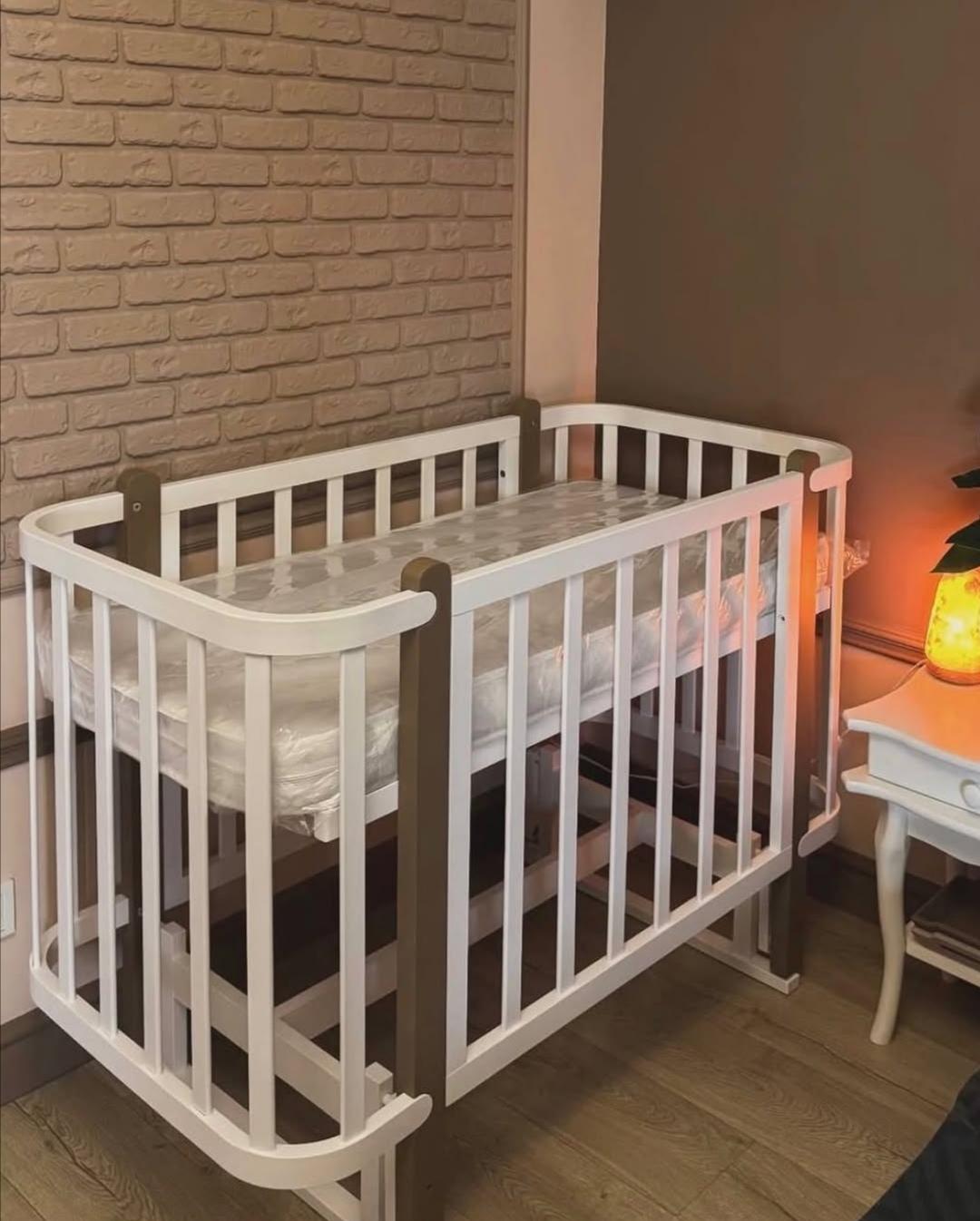 Кроватка детская Prestige матрас/маятник продольный/колесики/дерево бук Белый з капучино